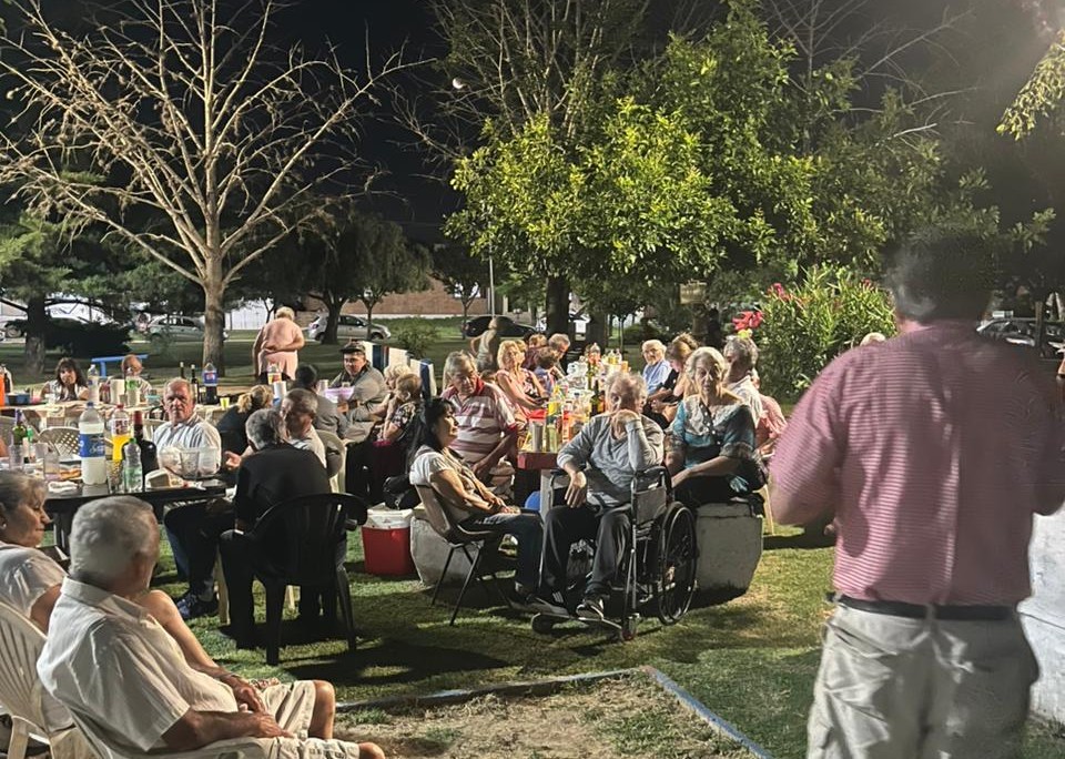 ADULTOS MAYORES: GRATA CENA DE FIN DE AÑO 